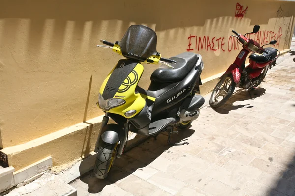 Motorbikes parked near building — Stock Photo, Image