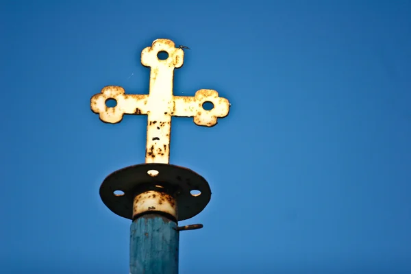 空を背景にクロス教会 — ストック写真