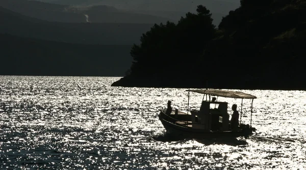 Silhouette barche da pesca — Foto Stock