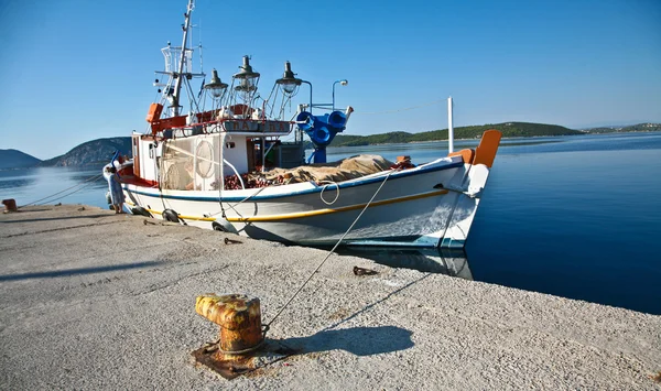 Rybářská loď v Řecku — Stock fotografie