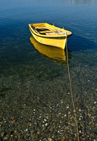 Barca gialla sull'acqua — Foto Stock