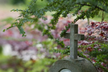 Danimarka 'da Farum' da bir mezarlıkta haç