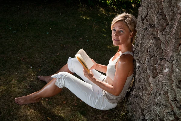 Mulher bonito ler um livro — Fotografia de Stock