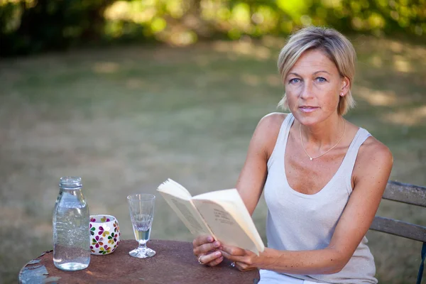 Carina donna che legge un libro — Foto Stock