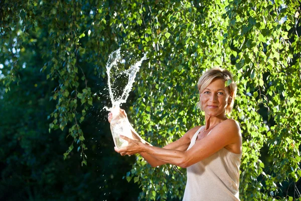 Frau beim Wasserwerfen — Stockfoto