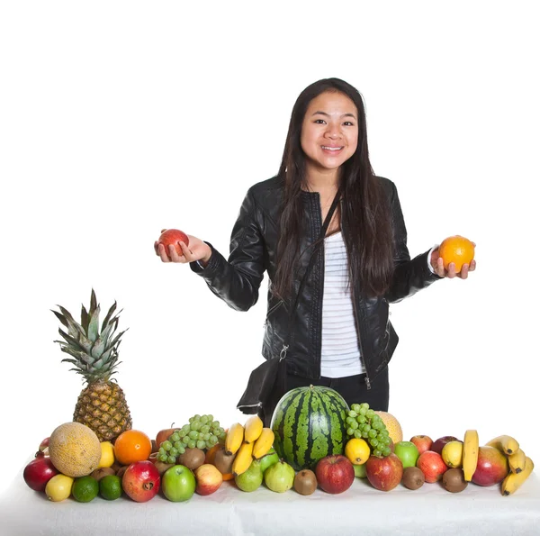 Азиатская девушка с фруктами — стоковое фото