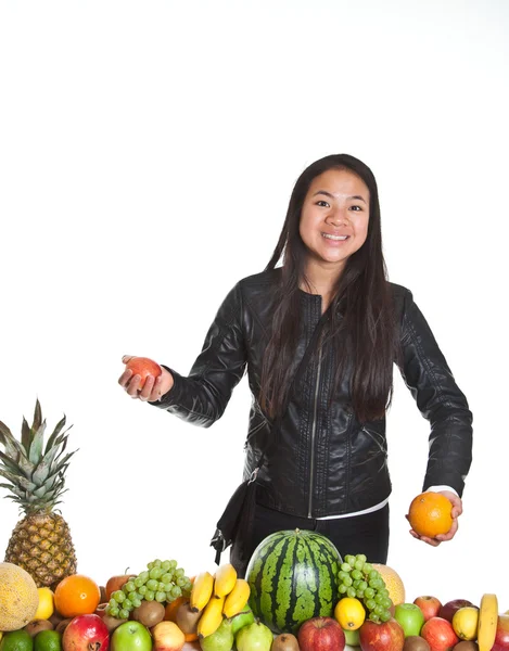 Asiatka s ovocem — Stock fotografie