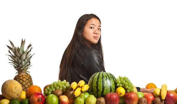 Азиатская девушка с фруктами — стоковое фото