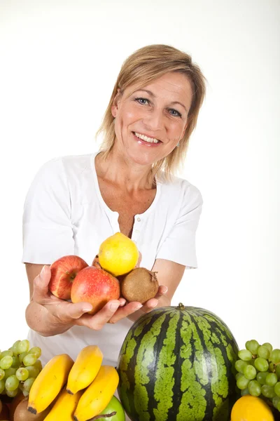 Blonde vrouw met vruchten — Stockfoto