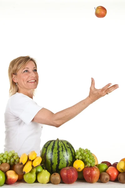 Mujer rubia con frutas —  Fotos de Stock