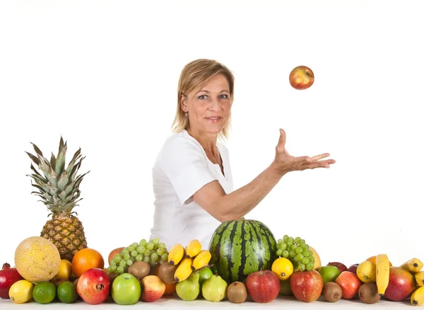 Mujer rubia con frutas —  Fotos de Stock