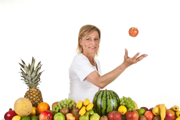 Mujer rubia con frutas —  Fotos de Stock