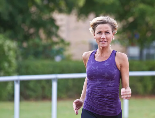 Vrouwen die sport bedrijven — Stockfoto