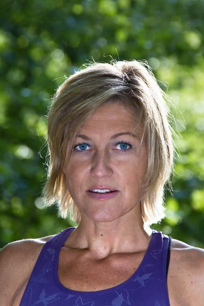 Blond sportiga kvinnan — Stockfoto