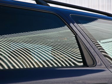 Bir binanın önünde park edilmiş araba