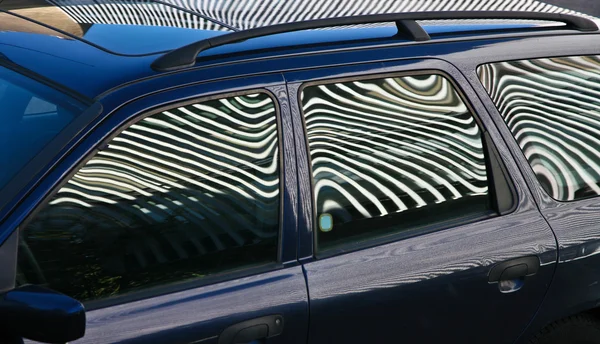 Voiture garée devant un bâtiment — Photo