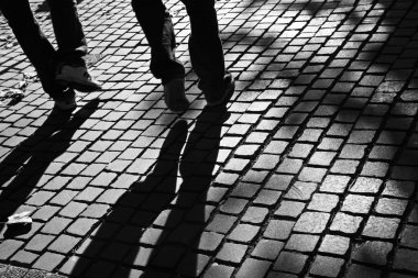 Kaldırımda yürüyen bacaklar