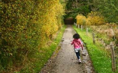 Bir yoldaki koşan kız