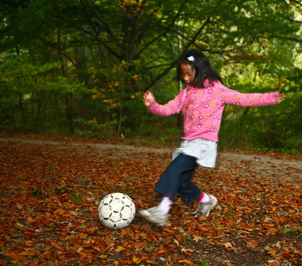 Mädchen spielt Fußball — Stockfoto