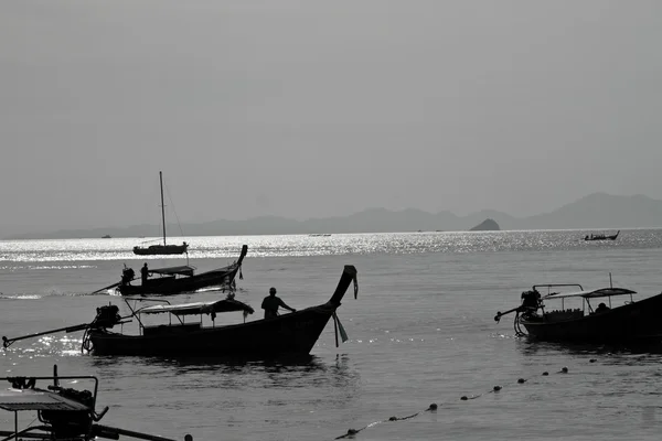 Uzun kuyruk tekne Railay Beach — Stok fotoğraf