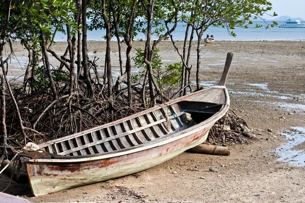 Dlouhý ocas loď v Railay Beach — Stock fotografie