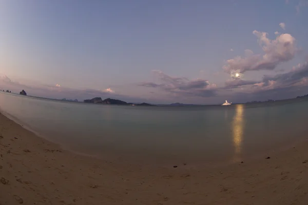 Caída de la noche en la playa en Tailandia — Foto de Stock