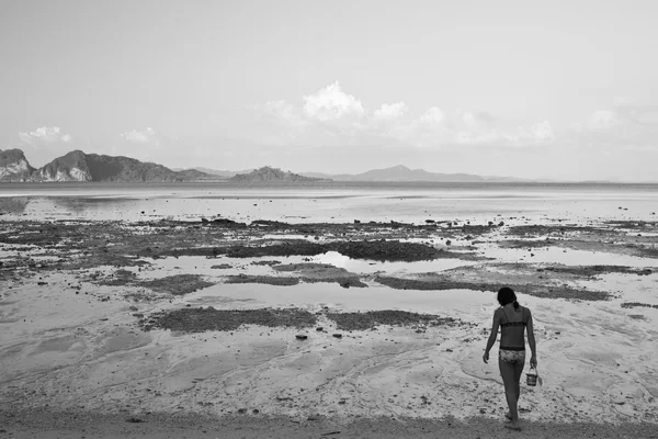 Fille à la plage en Thaïlande — Photo