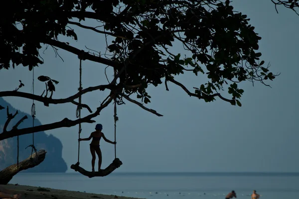 Columpio rudimentario en la playa — Foto de Stock