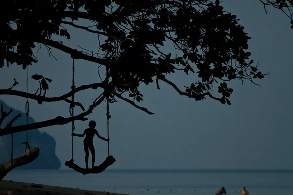 Prymitywny huśtawka na plaży — Zdjęcie stockowe