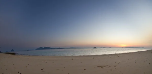 Tombée de la nuit à la plage en Thaïlande — Photo