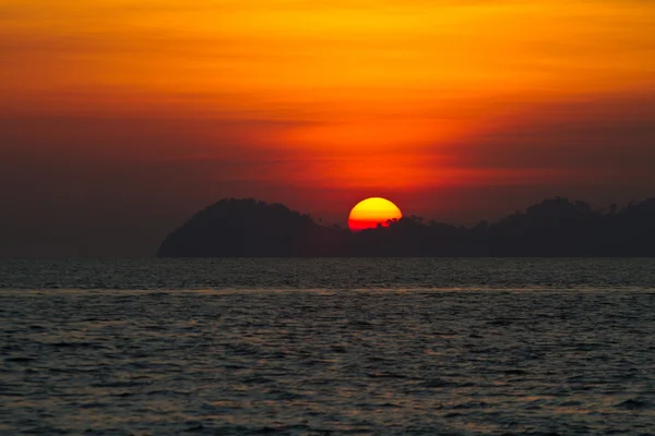 Puesta de sol en la playa de Tailandia — Foto de Stock