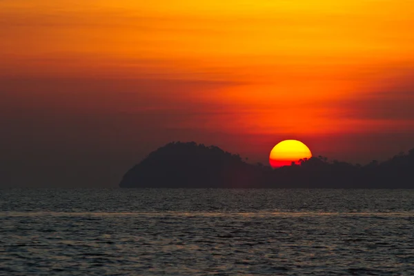 Puesta de sol en la playa de Tailandia — Foto de Stock