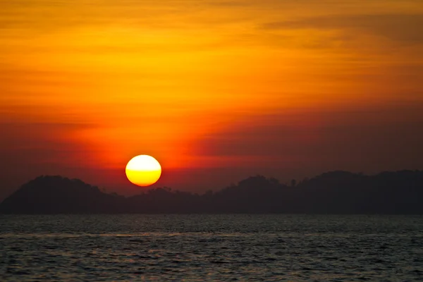 Puesta de sol en la playa de Tailandia — Foto de Stock