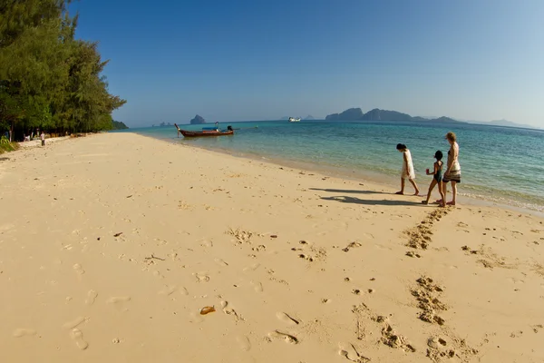 Familie in tropic beach — Stockfoto