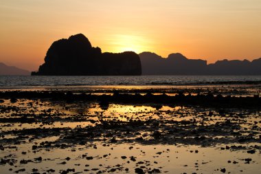 Sunset Beach deki Krabi Thailand