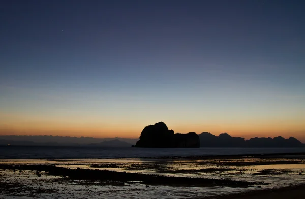 Coucher de soleil sur la plage à Krabi Thaïlande — Photo