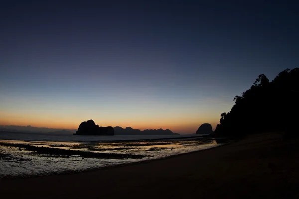 Coucher de soleil sur la plage à Krabi Thaïlande — Photo