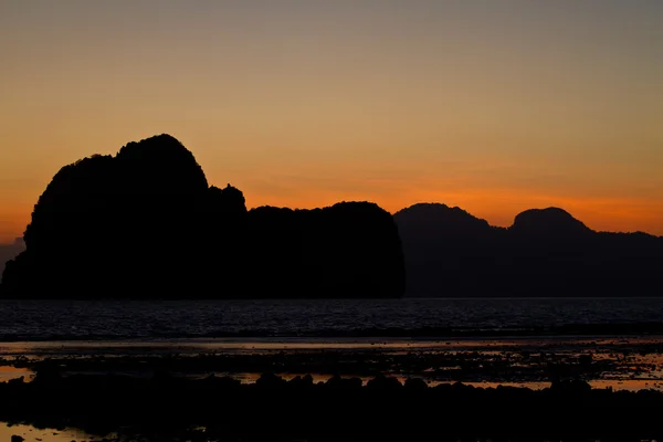 Coucher de soleil sur la plage à Krabi Thaïlande — Photo