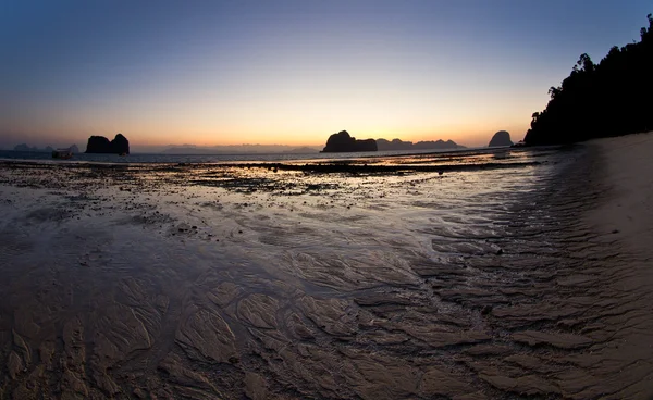Puesta de sol en la playa de Krabi Tailandia — Foto de Stock