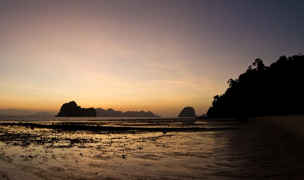 Puesta de sol en la playa de Krabi Tailandia — Foto de Stock
