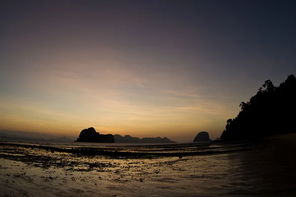 Coucher de soleil sur la plage à Krabi Thaïlande — Photo