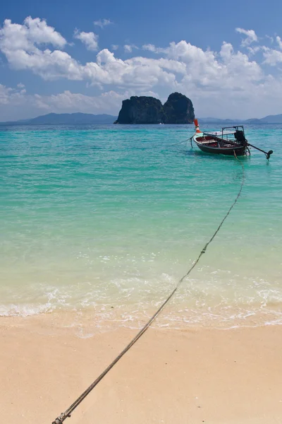 Boot op het strand in thailand — Stockfoto