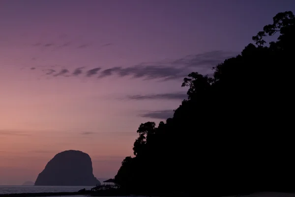 Coucher de soleil sur la plage à Krabi Thaïlande — Photo