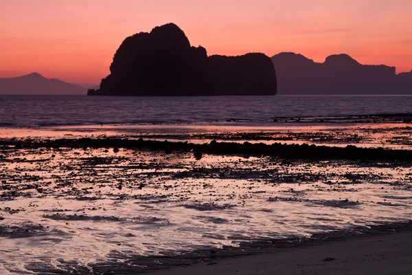 Coucher de soleil sur la plage à Krabi Thaïlande — Photo