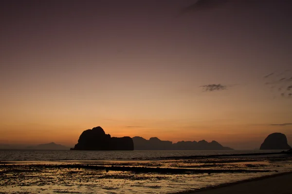 Coucher de soleil sur la plage à Krabi Thaïlande — Photo