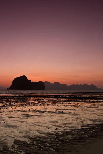 Puesta de sol en la playa de Krabi Tailandia — Foto de Stock