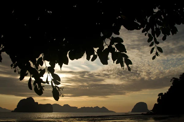 Puesta de sol en la playa de Krabi Tailandia — Foto de Stock