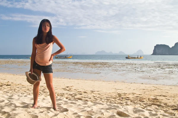 Meisje met hoed op het strand — Stockfoto