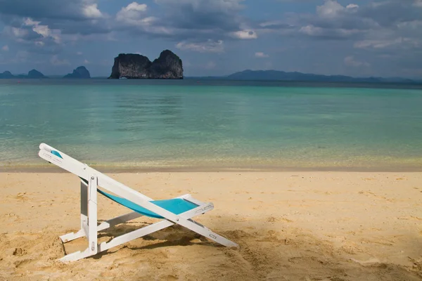 Sente-se na praia em Tailândia — Fotografia de Stock