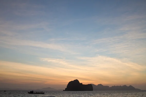 Puesta de sol en la playa de Krabi Tailandia — Foto de Stock